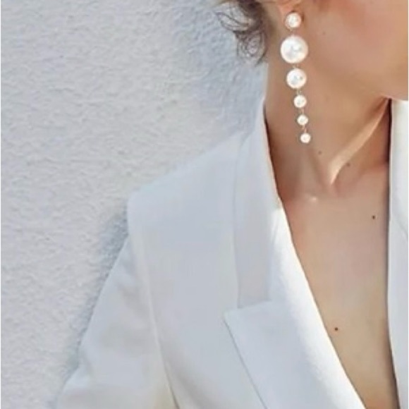 Pearl Earrings (clip-on)
(New) - Picture 5 of 10